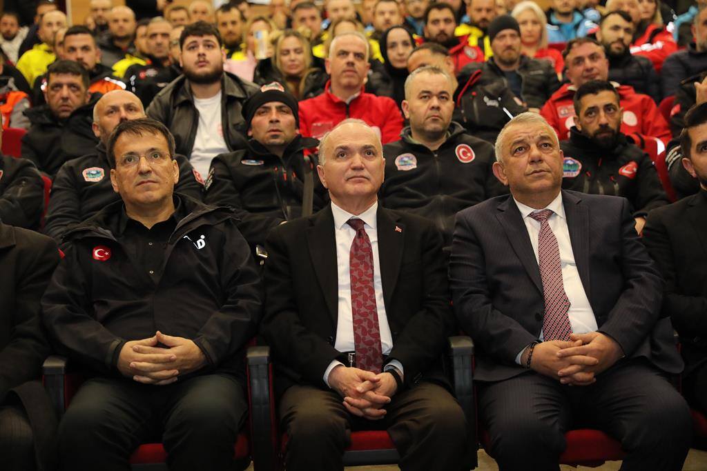 BAŞKAN ÖZLÜ AFET KOORDİNASYON VE EĞİTİM MERKEZİNİ TANITTI