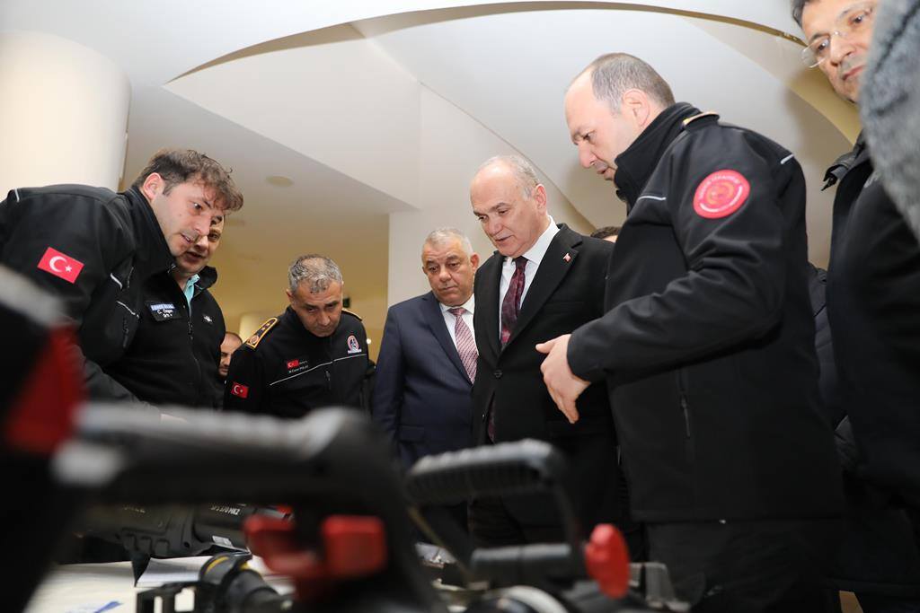 BAŞKAN ÖZLÜ AFET KOORDİNASYON VE EĞİTİM MERKEZİNİ TANITTI