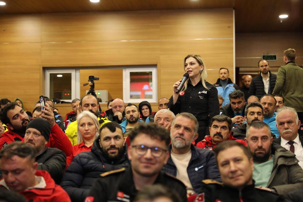 BAŞKAN ÖZLÜ AFET KOORDİNASYON VE EĞİTİM MERKEZİNİ TANITTI