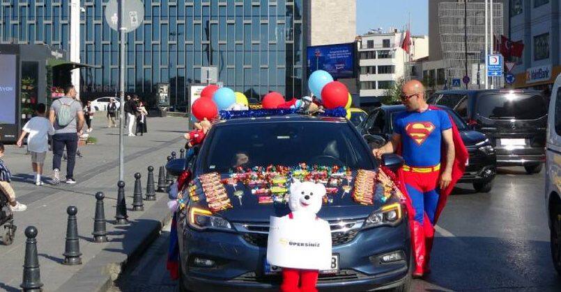 Taksim’de arabasını şekerlemelerle donatan Süpermen kostümlü adam çocukların ilgi odağı oldu