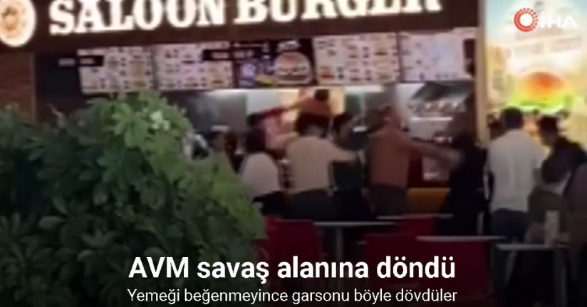 Yemeği beğenmeyince garsonu böyle dövdüler