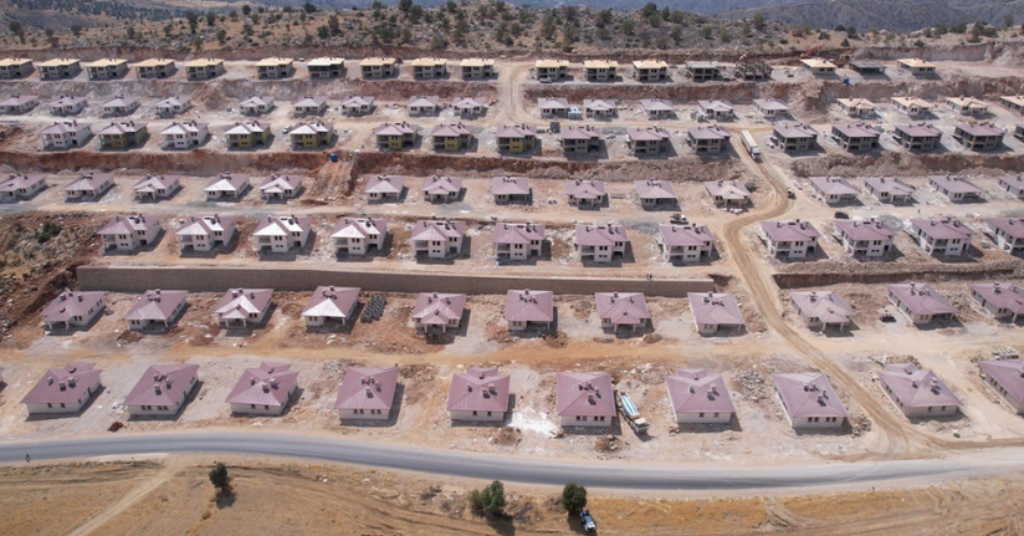 Adıyaman’da köy evleri sağlam zeminlerde yapılıyor