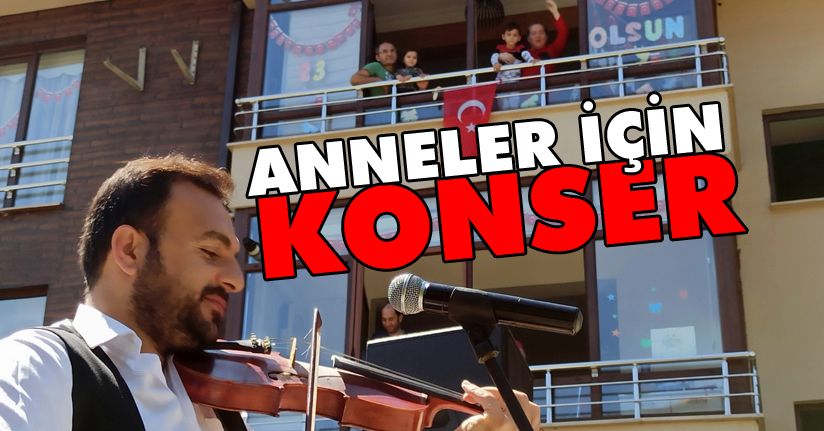 Site sakini anne ve çocukları konserde balkonlarında göbek attı