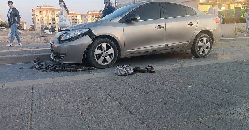 Kaldırıma çıkan otomobil 2 kadına çarptı: 1 ölü, 1 ağır yaralı