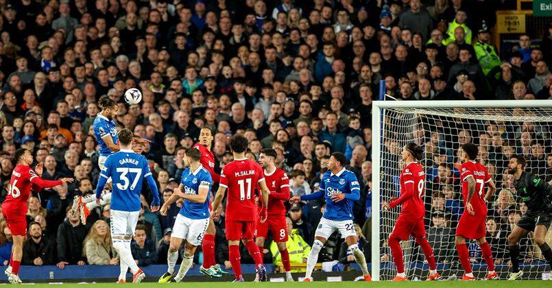 Everton - Liverpool derbisi ertelendi