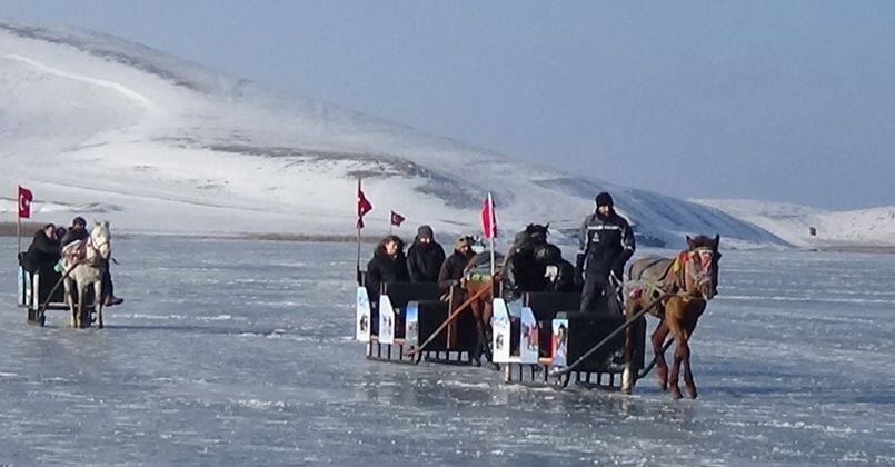 Kars Çıldır Gölü’nde dörtnala atlı kızak keyfi