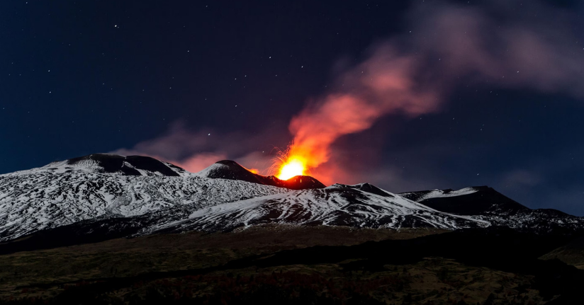 Etna Yanardağı'nda lav akışı başladı