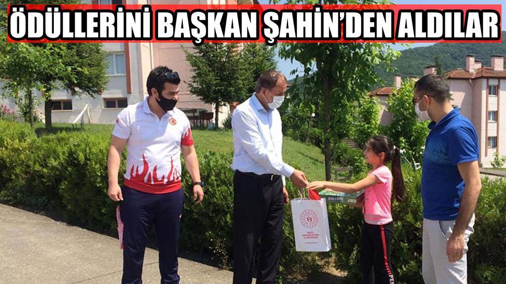 Başkan Şahin Gençlerin Ödüllerini Teslim Etti