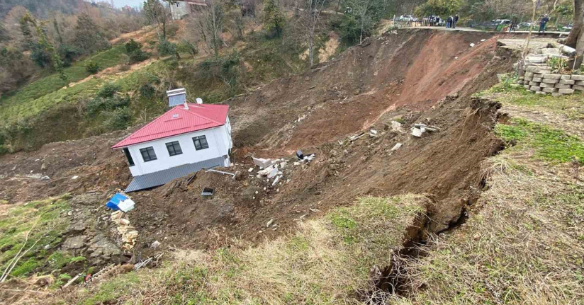 İki katlı ev heyelanda 50 metre sürüklendi