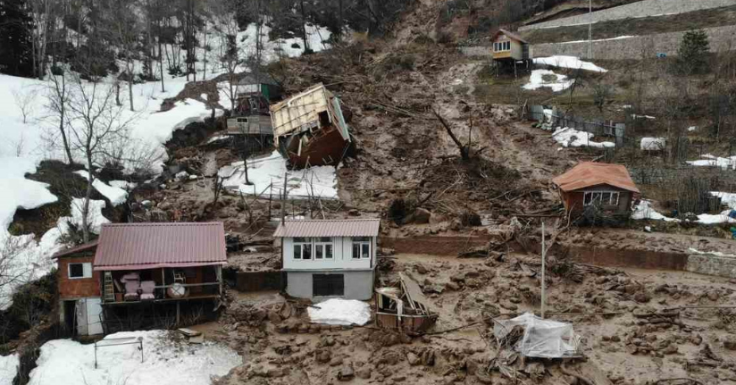 Artvin’de heyelanda bir ev takla atarak devrildi, o anlar cep telefonu kamerasına yansıdı