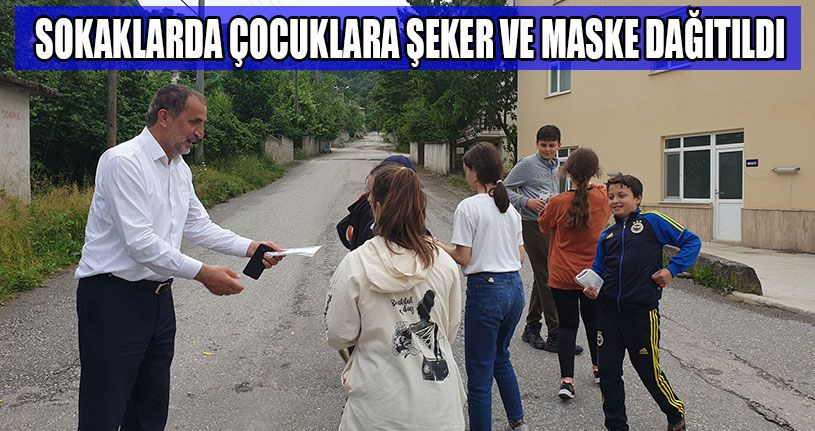 Sokaklarda Çocuklara Şeker Ve Maske Dağıtıldı