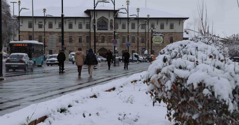 Sivas’ta Nisan ayında 10 santimetre kar yağdı