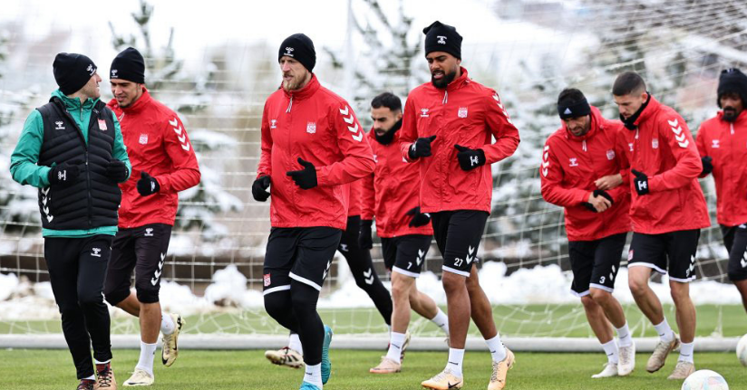 Sivasspor, Fenerbahçe maçına soğuk havada hazırlanıyor