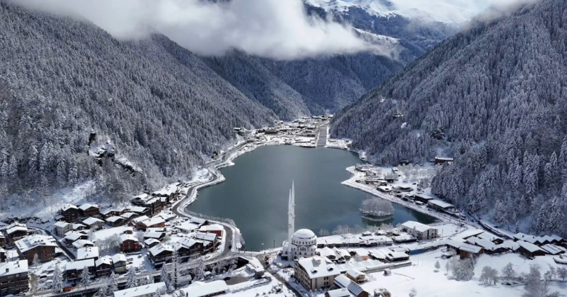 Uzungöl nisan ayında karla kaplandı
