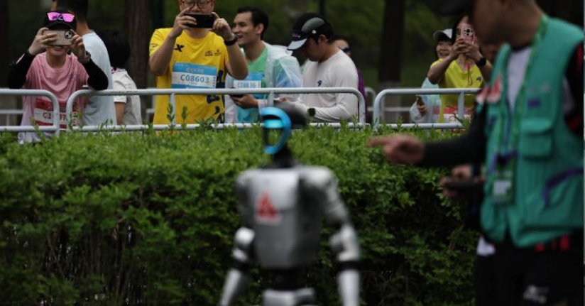 Çinli robotlar ilk kez yarı maratonda insanlarla koştu