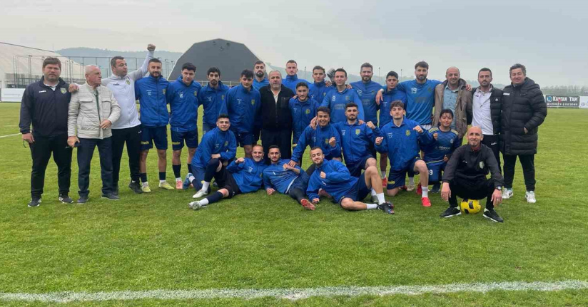 Yeşil sahada evlilik teklifi
