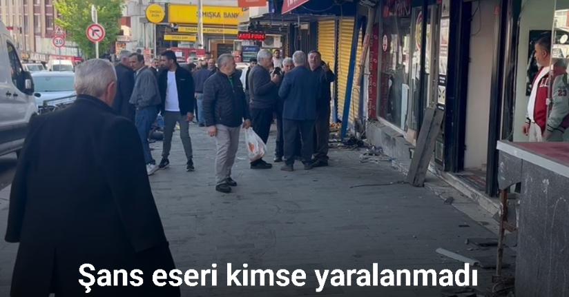 Esenyurt’ta direksiyonda fenalaşan sürücü işyerine daldı