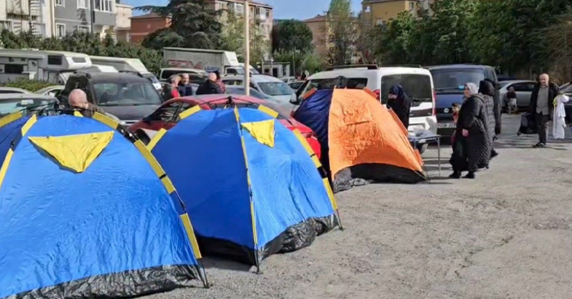 Depremin ardından vatandaşlar park ve bahçelere çadır kurdu