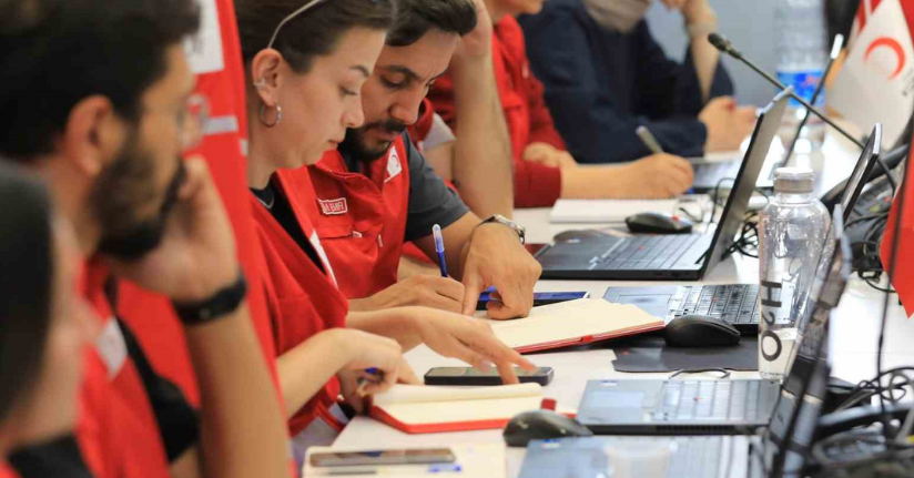 Kızılay’dan İstanbul’da deprem sonrası evlerine giremeyen vatandaşlara beslenme desteği