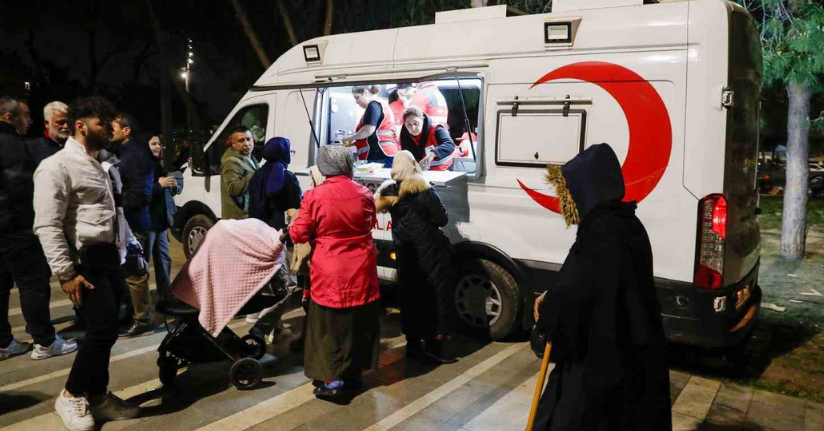 İstanbul’da Kızılay’ın beslenme desteği sabaha kadar sürdü