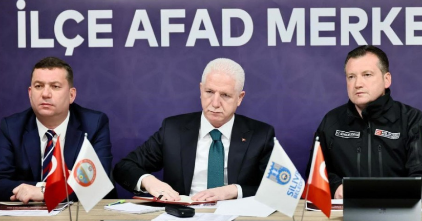 İstanbul Valisi Davut Gül, depremin ardından çalışmaları değerlendirdi