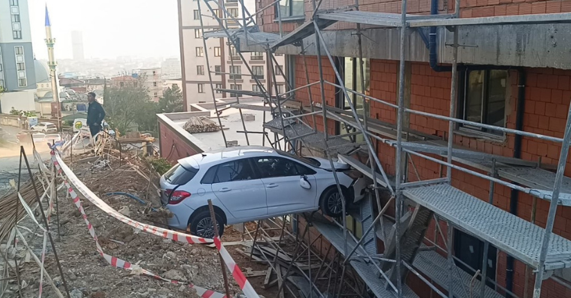Görenler şaştı kaldı: Otomobilde mahsur kalan 4 kişi kurtarıldı