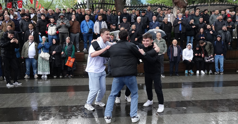 Finale yükselen Trabzonspor U19 Takımı'na yağmurda horonlu kutlama