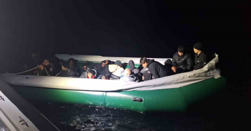 İzmir açıklarında 22 düzensiz göçmen kurtarıldı