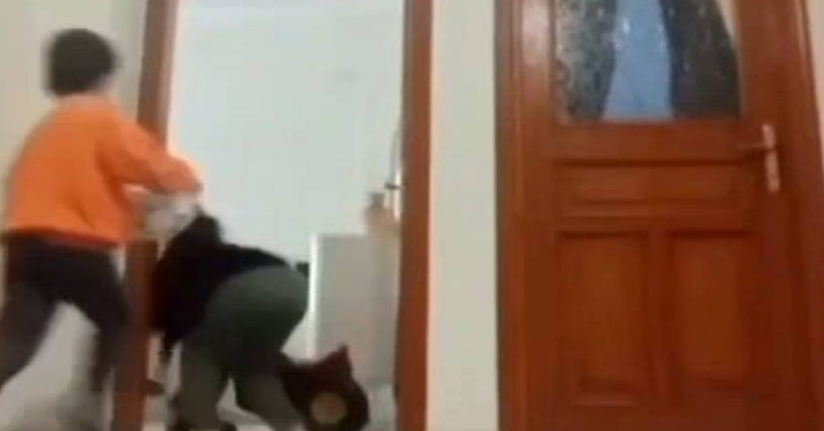 Depreme evde oyun oynarken yakalanan çocukların korku dolu anları kamerada