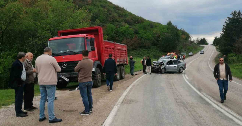 Otomobil ile kamyonet çarpıştı: 1 ölü, 1 yaralı