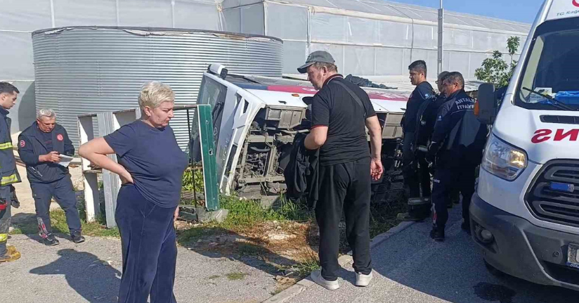 Antalya’da tur midibüsü devrildi, Rus uyruklu 18 turist yaralandı
