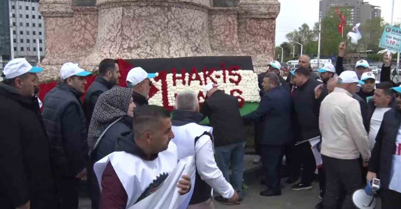 HAK-İŞ Konfederasyonu üyeleri, Kazancı Yokuşu’na karanfil, Taksim’e çelenk bıraktı