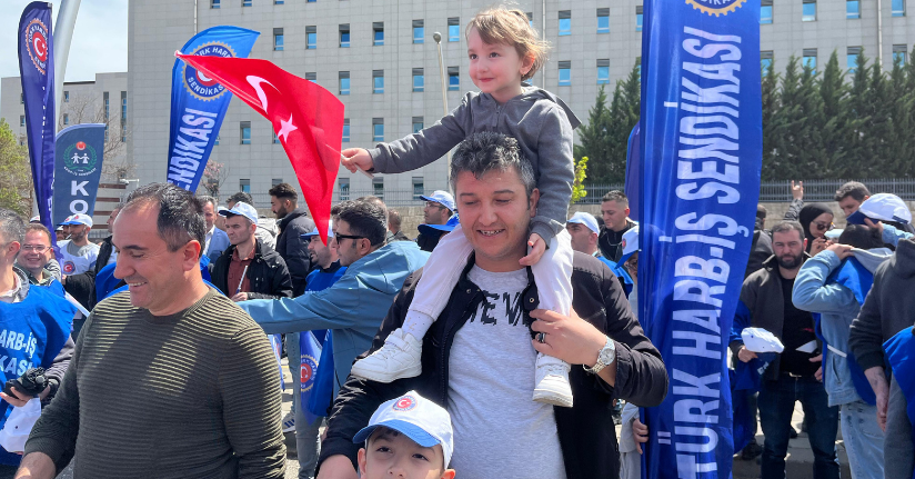 TÜRK-İŞ'ten bakanlık önünde '1 Mayıs' kutlaması