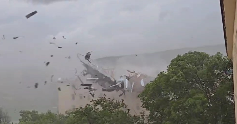 Tunceli’deki fırtınada çatı saniyeler içerisinde parçalandı