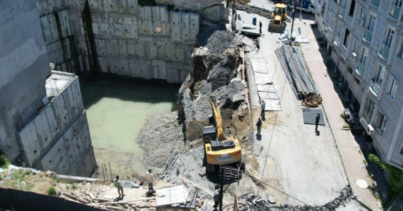 Gaziosmanpaşa’da inşaat çalışmaları esnasında yol çöktü