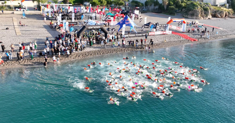 30 ülkeden sporcular Akdeniz'in sularında kulaç attı