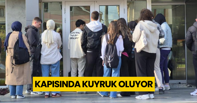 Yer bulamayan geri dönüyor: Mağaza değil, kütüphane kuyruğu