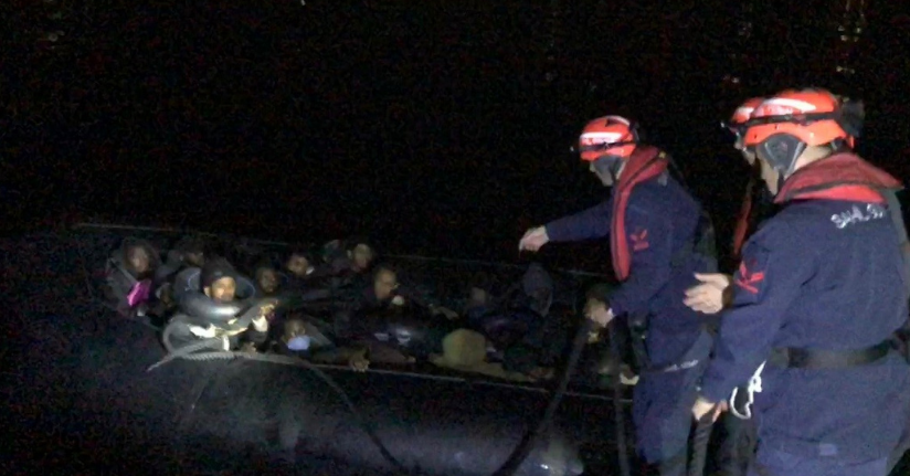 Lastik botta 48 göçmen yakalandı