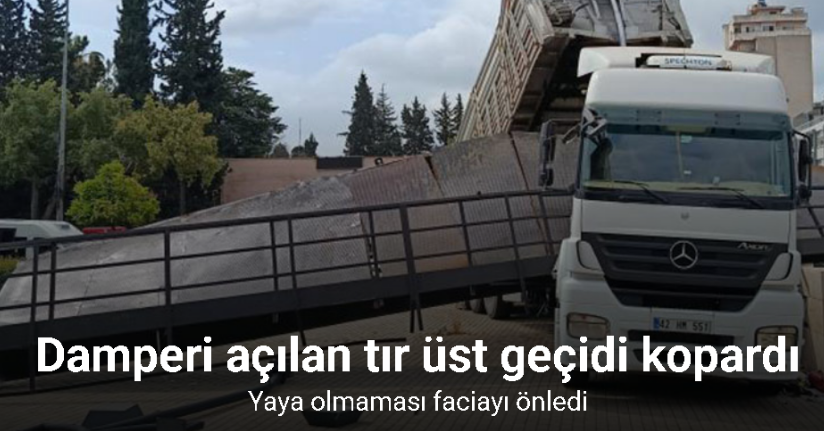 Damperi açılan tır üst geçidi kopardı: Yaya olmaması üzücü bir olayı engelledi