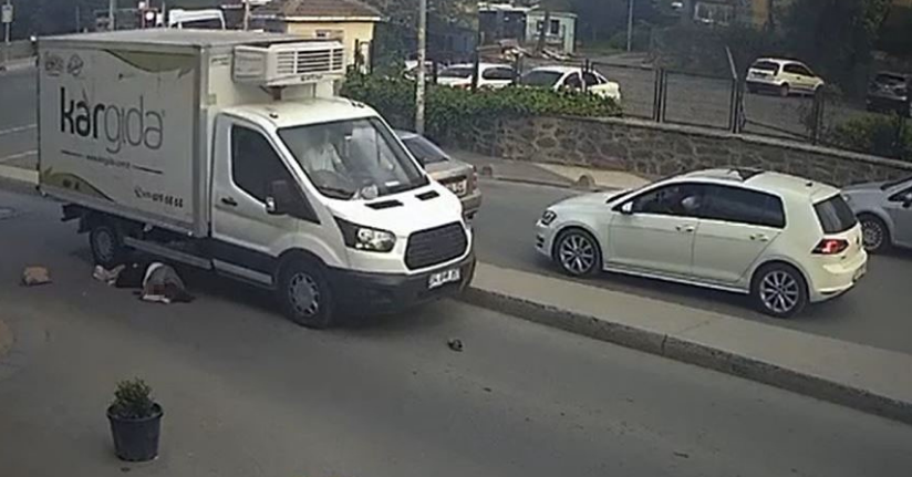 Yolun karşısına geçmeye çalışan kadının üzerinden kamyonet geçti