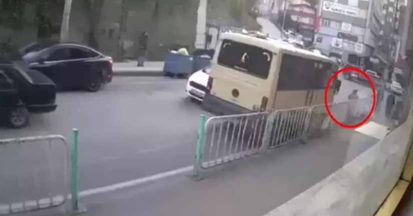 Minibüsün yayaya çarptığı kaza kamerada