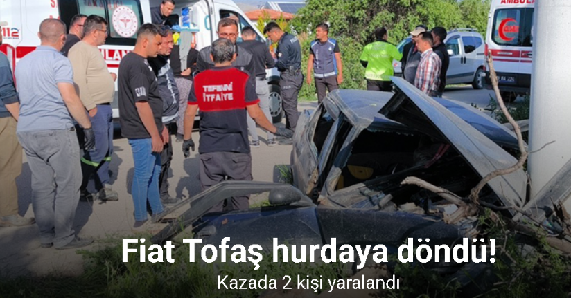 Elektrik direğine çarpan Tofaş hurdaya döndü: 2 yaralı
