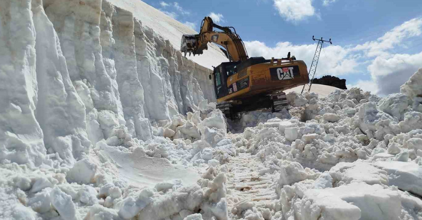 Hakkari’de kar tünelleri arasında zorlu ulaşım mücadelesi