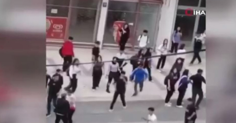 Ankara’da lise öğrencileri yumruk yumruğa kavga etti... O anlar kamerada