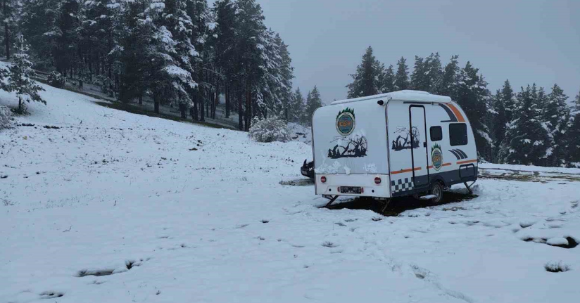 Erzurum’da mayıs ayında yağan kar dağları beyaza bürüdü