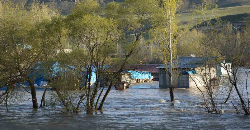 Erzincan’da sağanak sonrası bazı tarım arazileri su altında kaldı