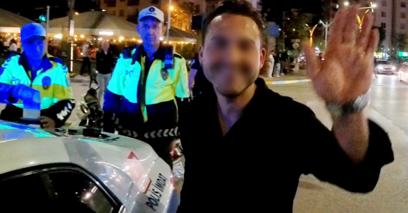 Plakasız motosikletiyle yakalanan alkollü ve kasksız sürücü, basın mensubuna el sallayıp poz verdi