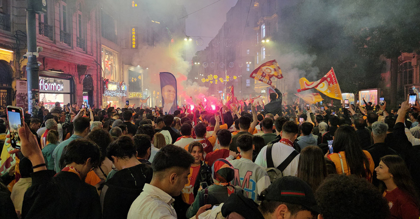 Galatasaraylı taraftarlar maçın bitiminde Taksim’e akın etti
