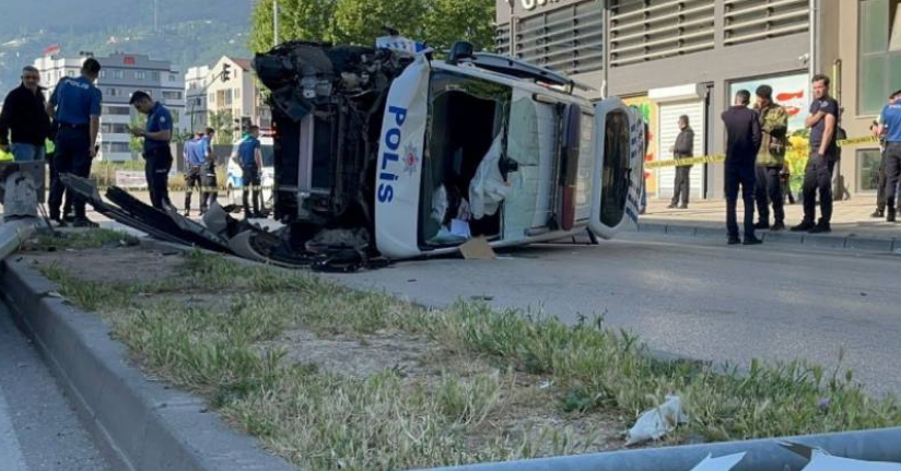 Bursa’da kadına şiddet ihbarından dönen polis aracı takla attı: 2’si polis 4 yaralı