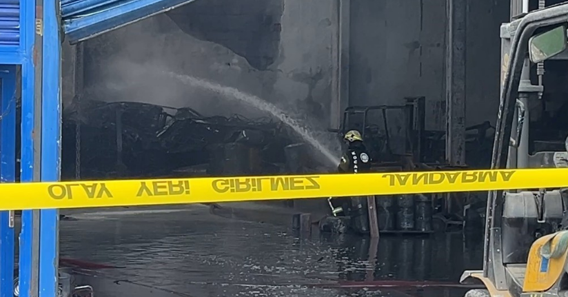 Kocaeli’de boya fabrikasında çıkan yangın kontrol altına alındı